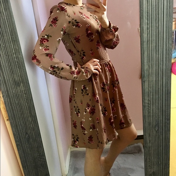 Dress with lace trim - Picture 10 of 12